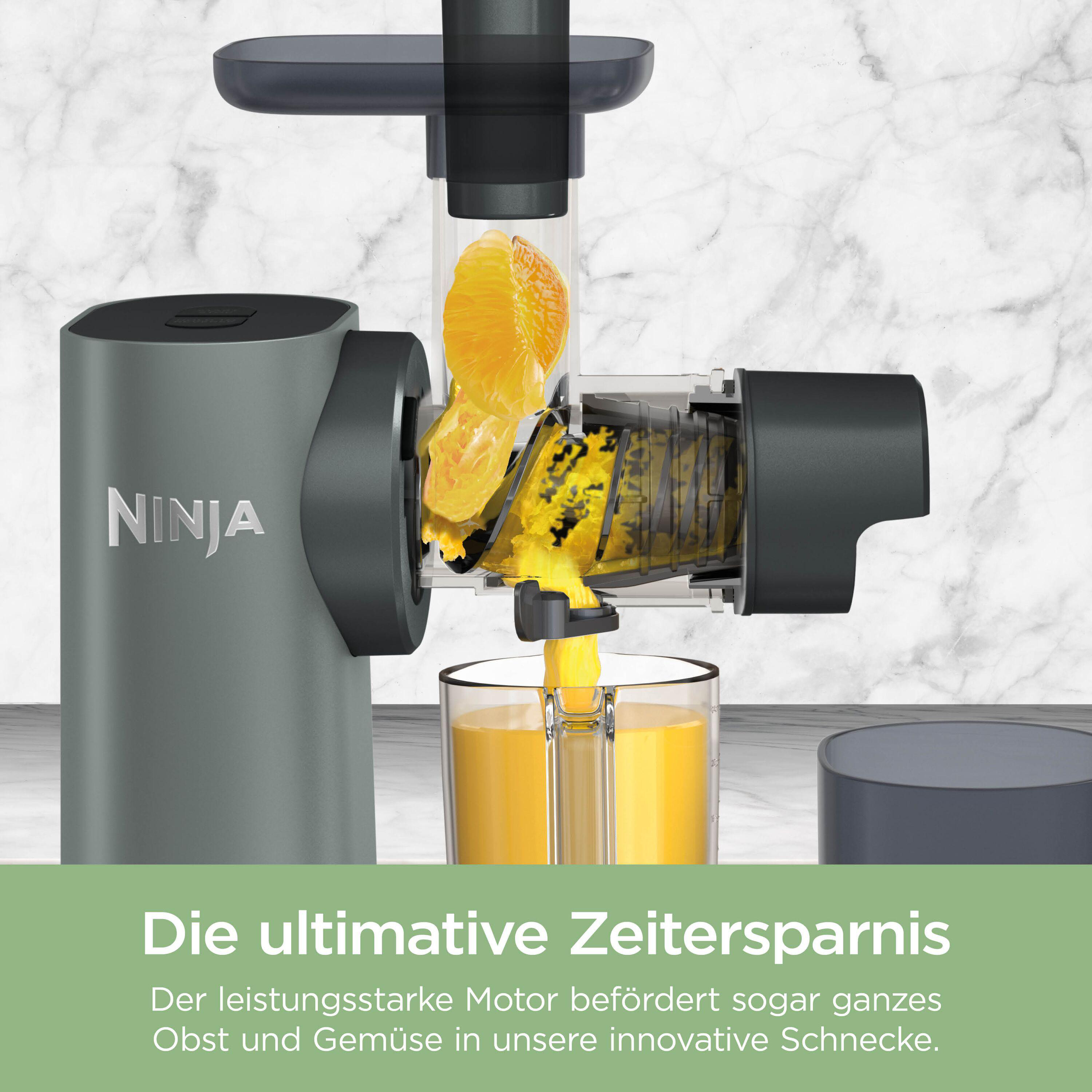 Ein grüner Entsafter von Ninja presst Orangen in ein Glas mit Saft.