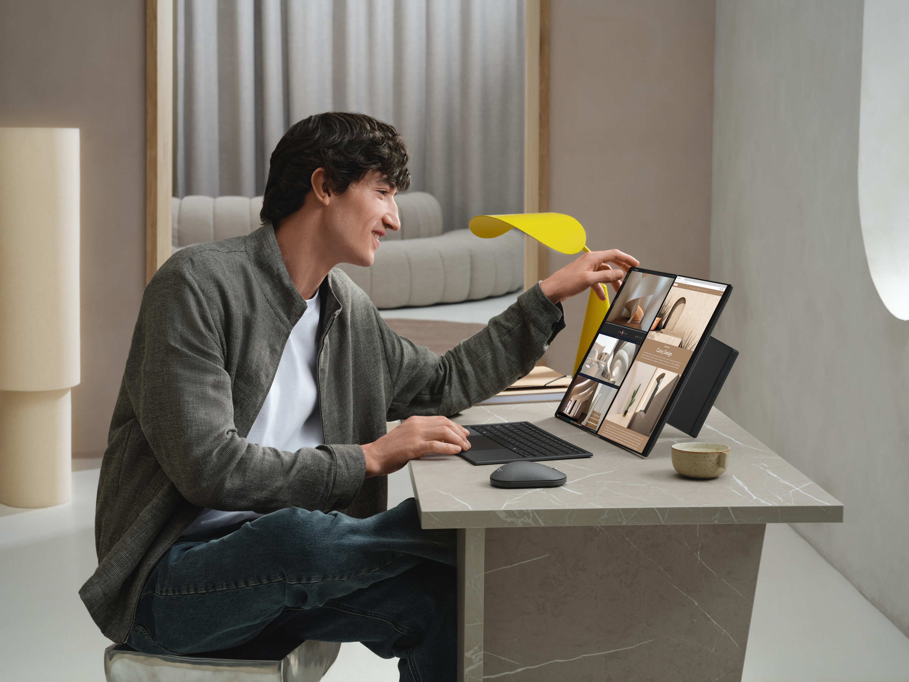 Mann arbeitet am Tablet mit Videokonferenz. Schreibtisch mit Tastatur und Maus.