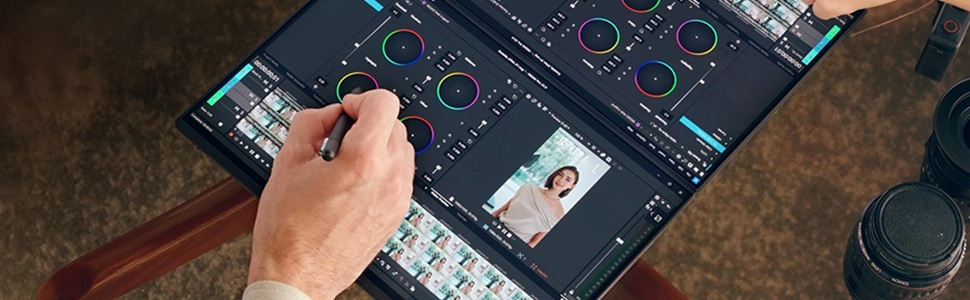 Ein Mann bearbeitet ein Video auf einem geteilten Bildschirm, mit Farbkorrektur-Tools.