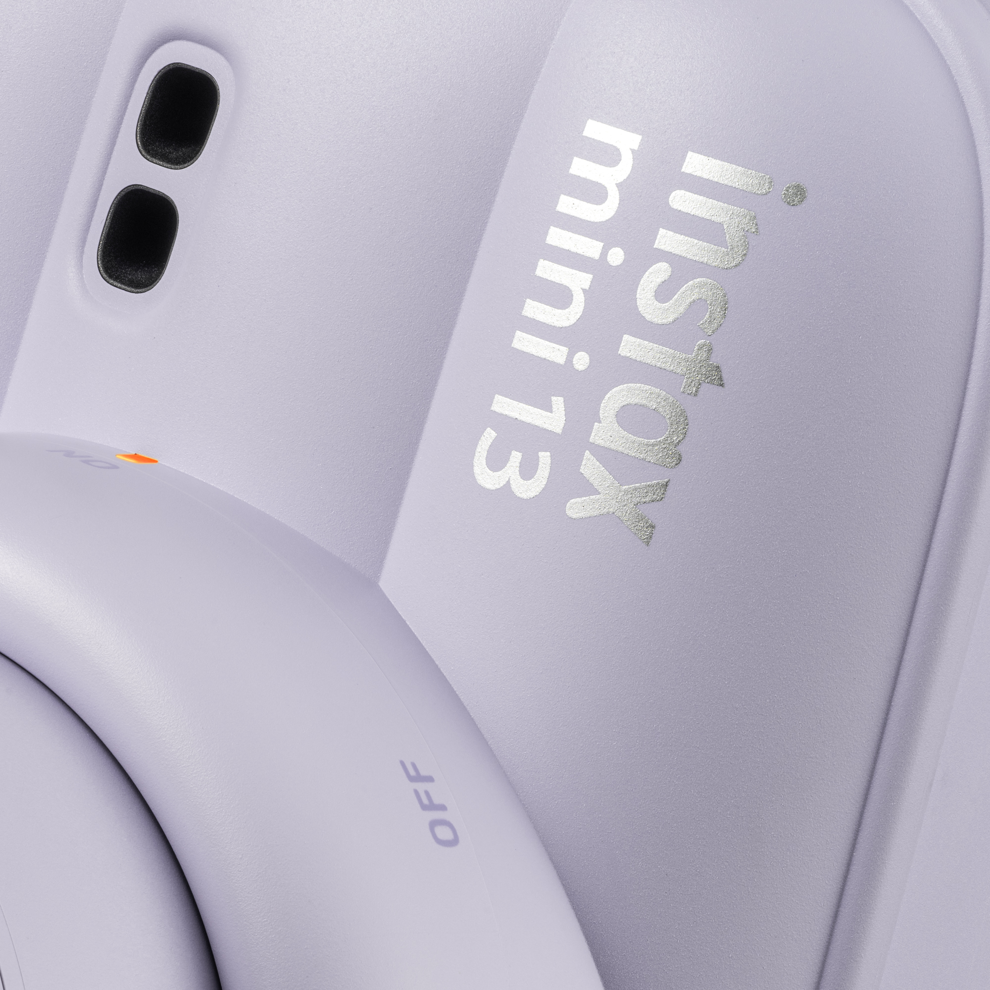 Lila kamera "Instax mini 13" felirattal és "OFF" jelzéssel.