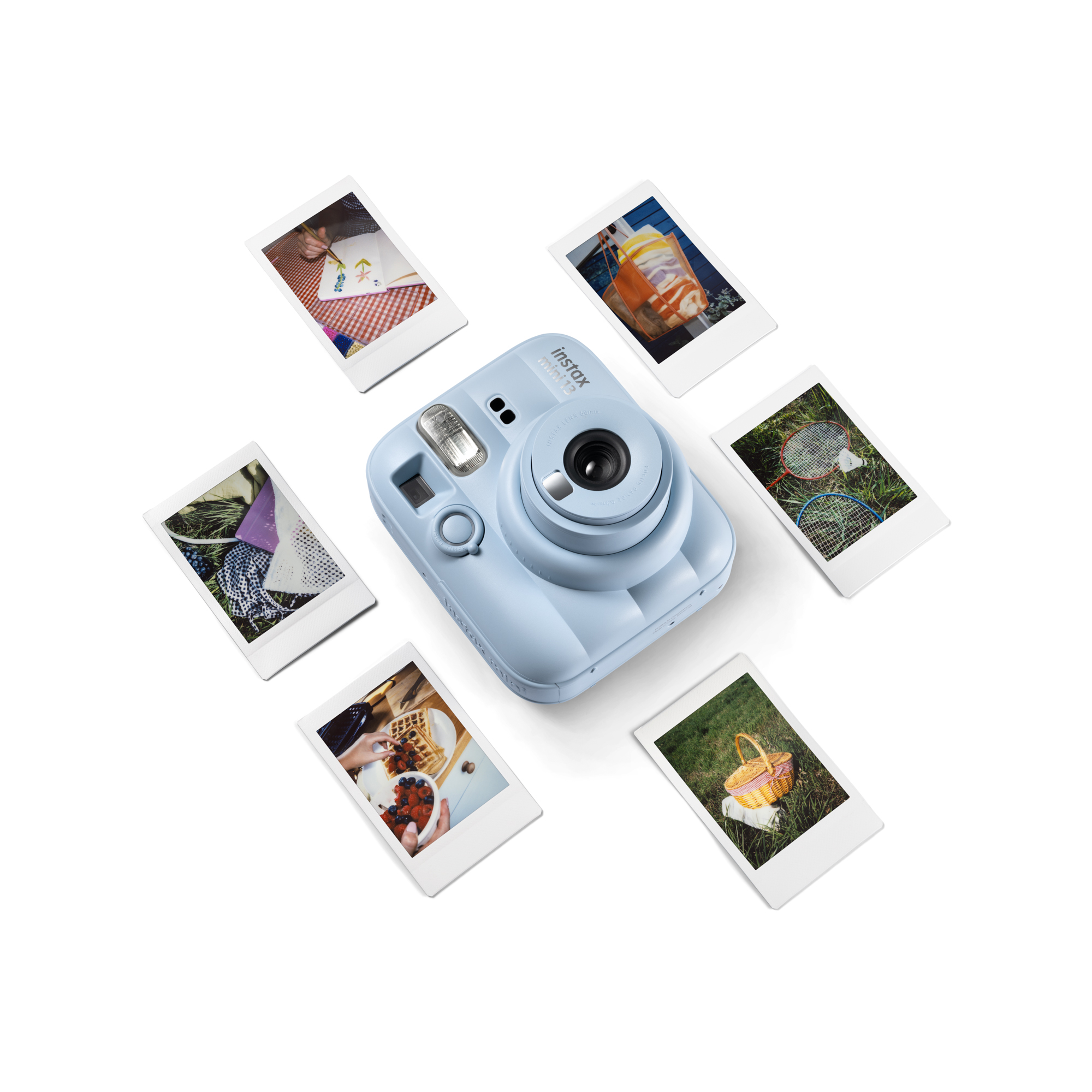 Egy kék Instax Mini 13 kamera hat azonnali fotóval van körülvéve fehér háttéren.