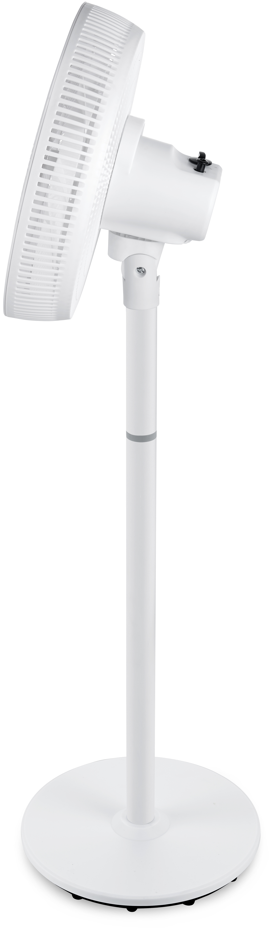 Un ventilateur sur pied blanc avec une base ronde et une tige réglable.