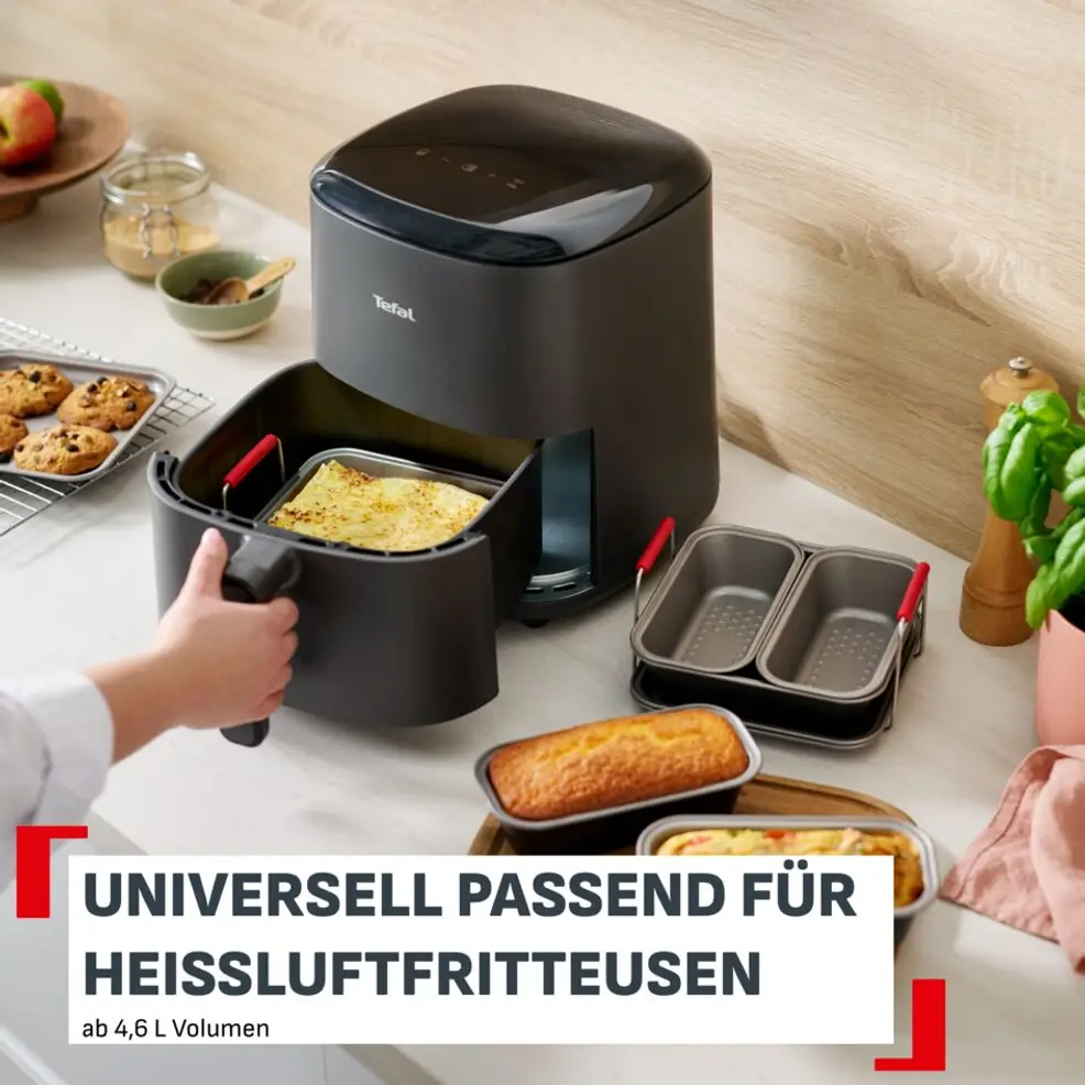 Friteuse à air avec lasagne, biscuits et pain dans des moules.