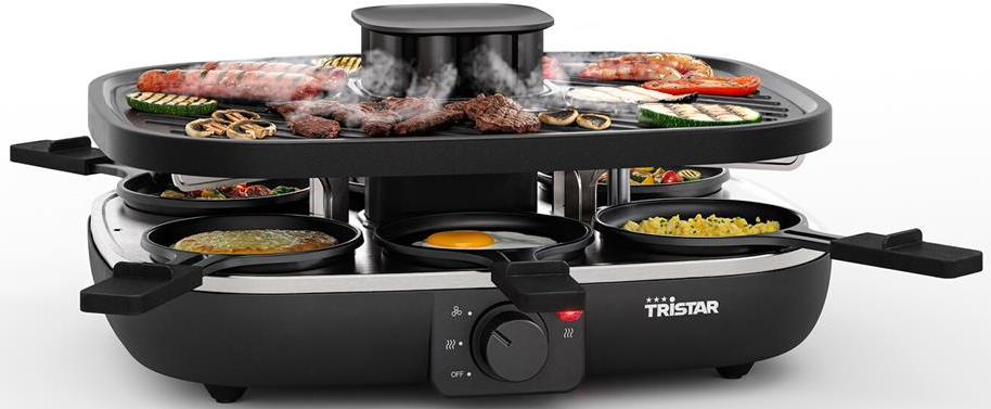 Una griglia raclette che cuoce carne, salsicce, verdure e cibo in padelle.