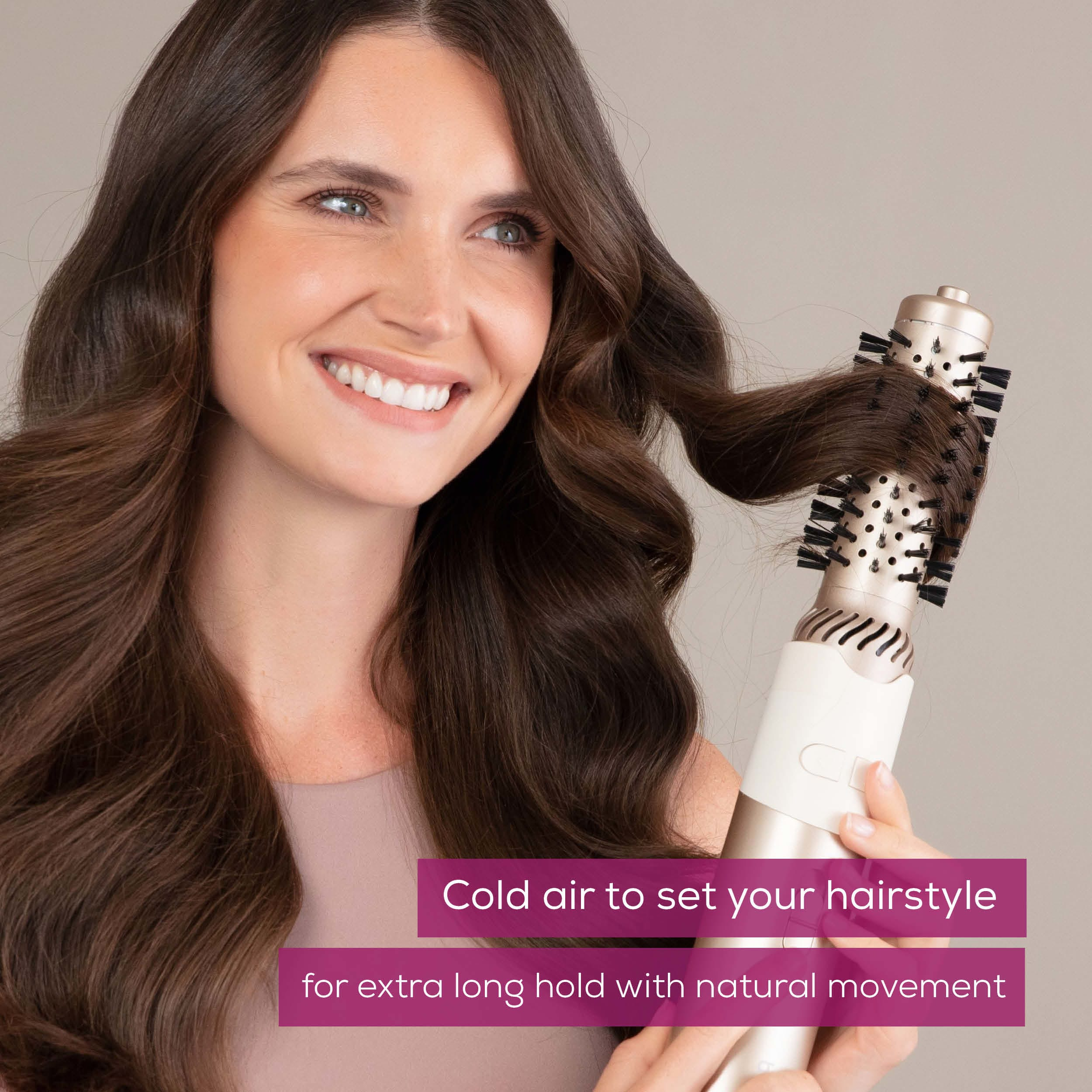 Donna con styler per capelli usa aria fredda sui suoi capelli castani.