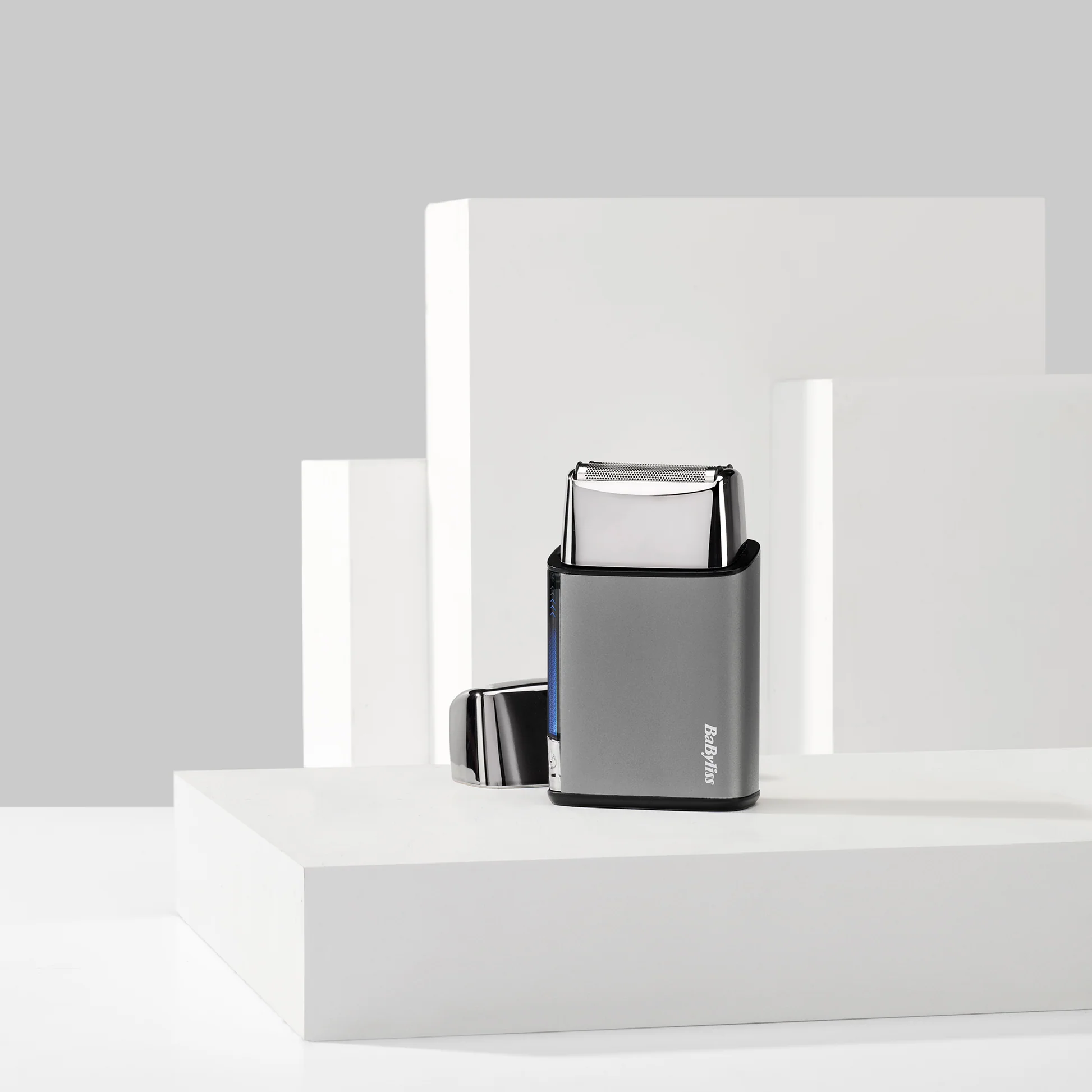 Rasoio elettrico grigio con testina argentata e cappuccio rimosso.