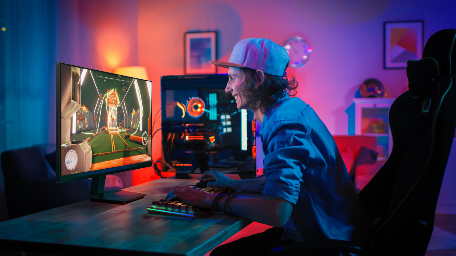 Un joven juega a un videojuego en una habitación con luces de neón.