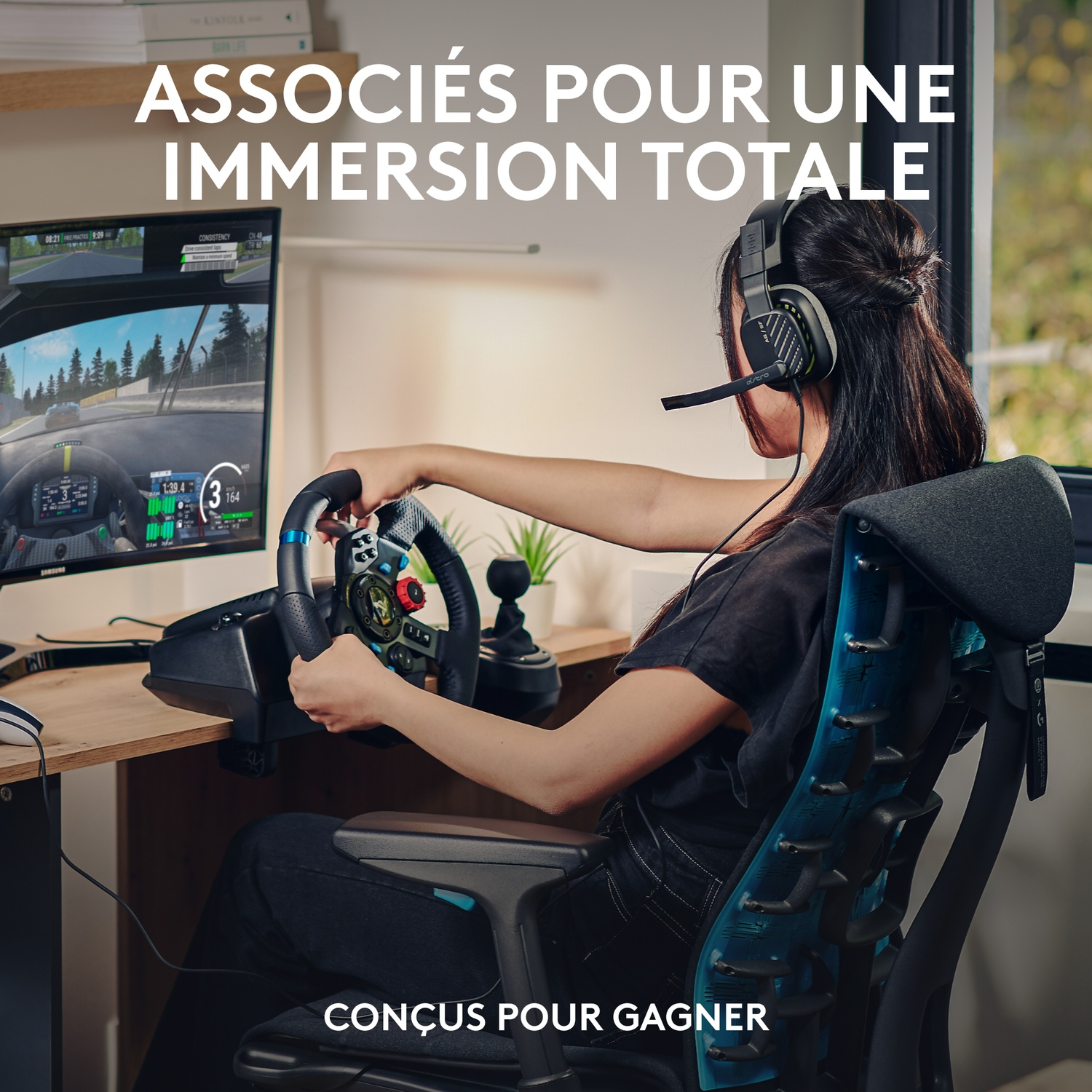Une femme joue à un jeu de course avec un casque et un volant. Texte: ASSOCIÉS POUR UNE IMMERSION TOTALE