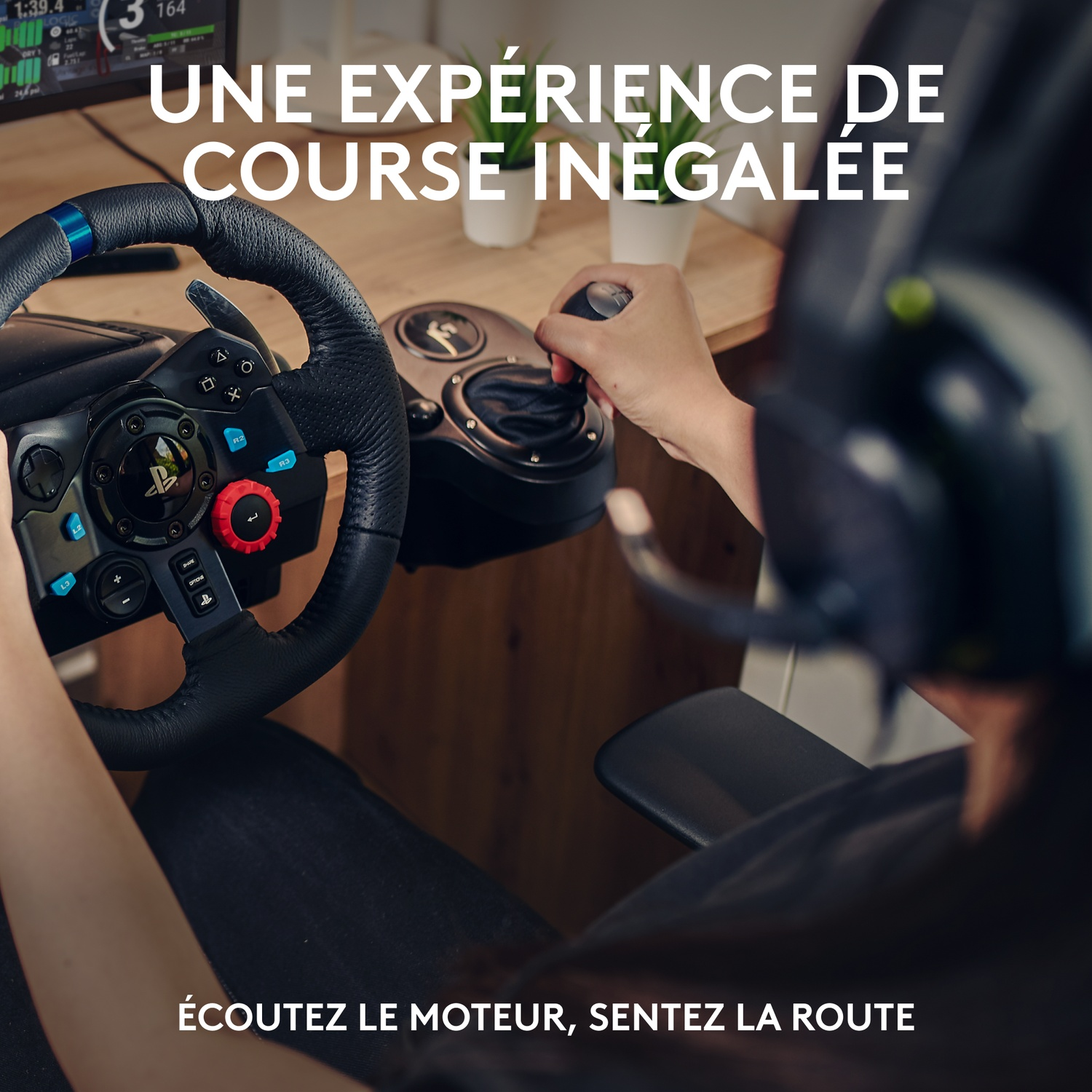 Personne jouant à un jeu de course avec volant et levier. Texte : Une expérience de course inégalée.