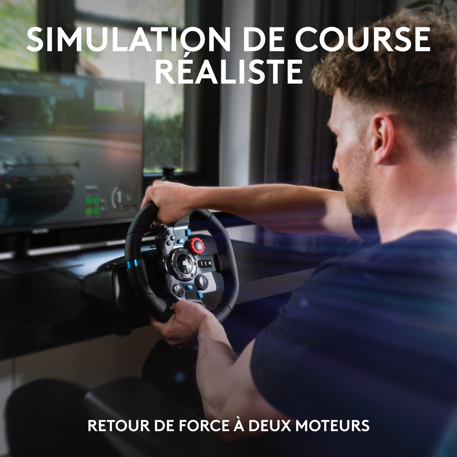 Homme jouant à une simulation de course avec volant, écran d'ordinateur derrière.
