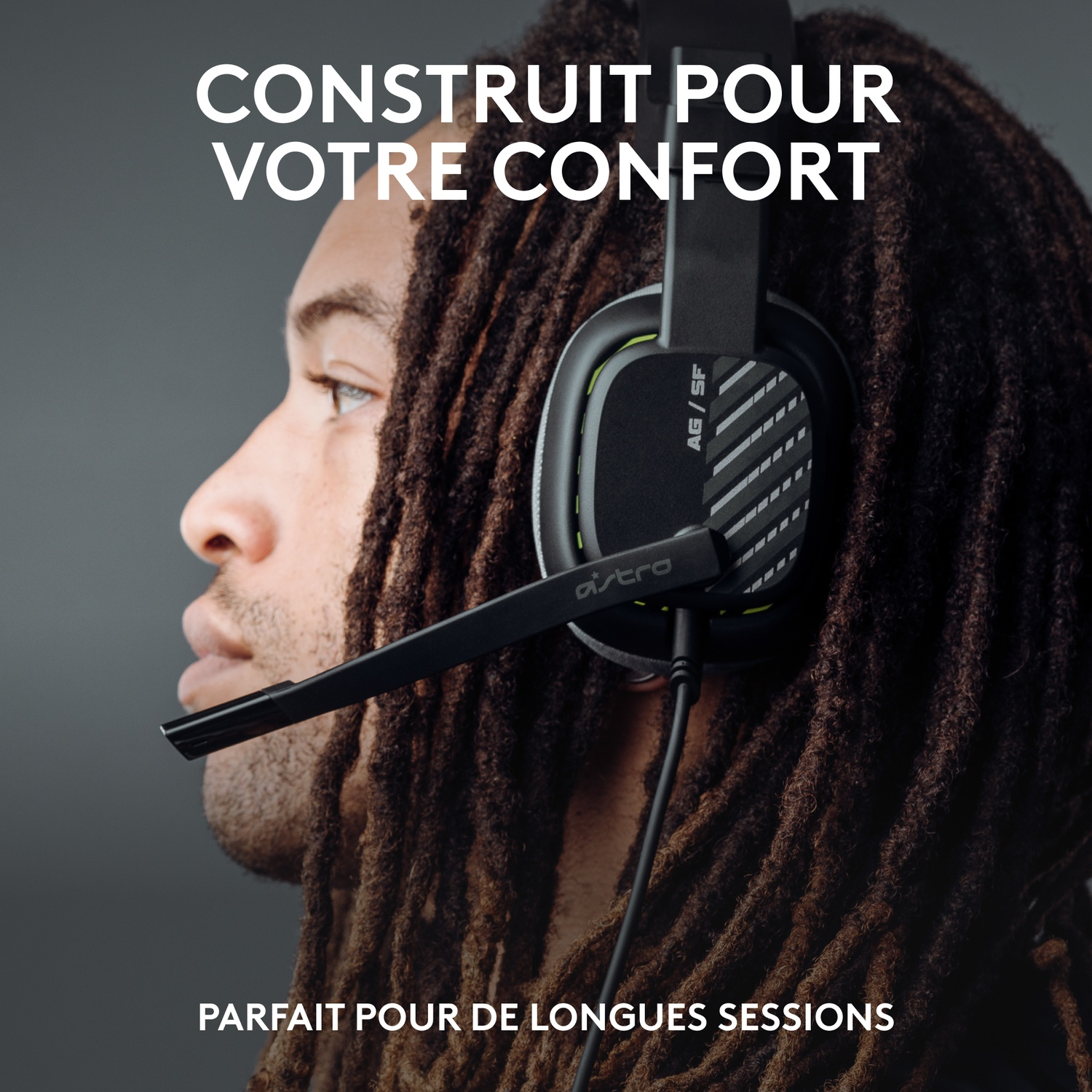 Homme avec dreadlocks porte un casque noir avec micro. Texte : Construit pour votre confort.