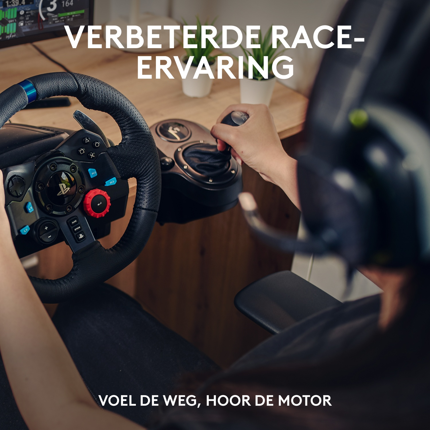 Persoon speelt racegame met stuur en schakelpook. Tekst: Verbeterde race-ervaring.