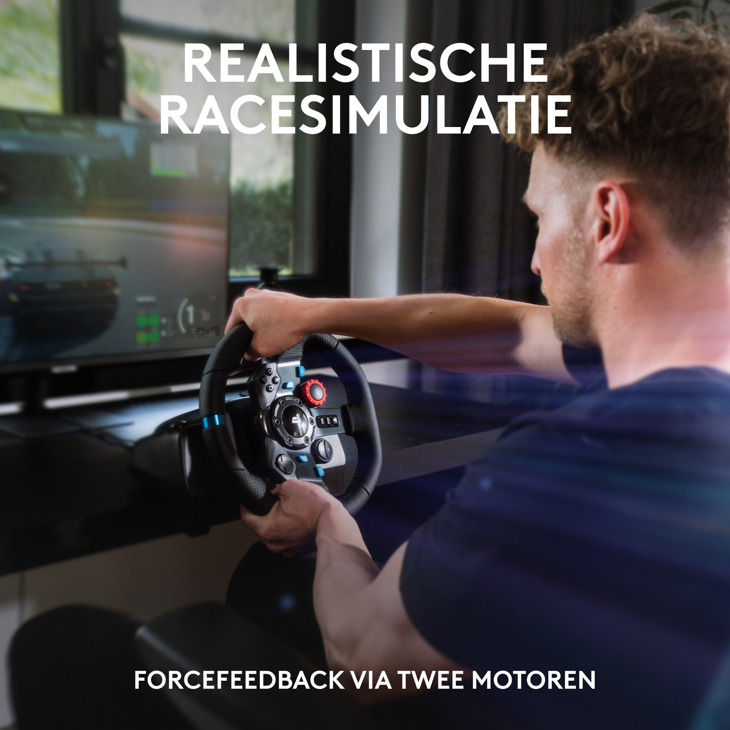 Man speelt racegame met force feedback stuur en scherm.