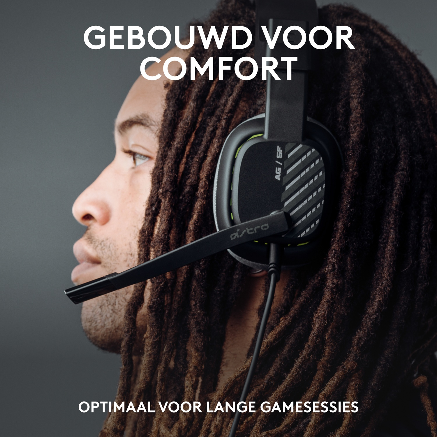 Man met dreadlocks draagt zwarte koptelefoon met microfoon. Tekst: Gebouwd voor comfort.