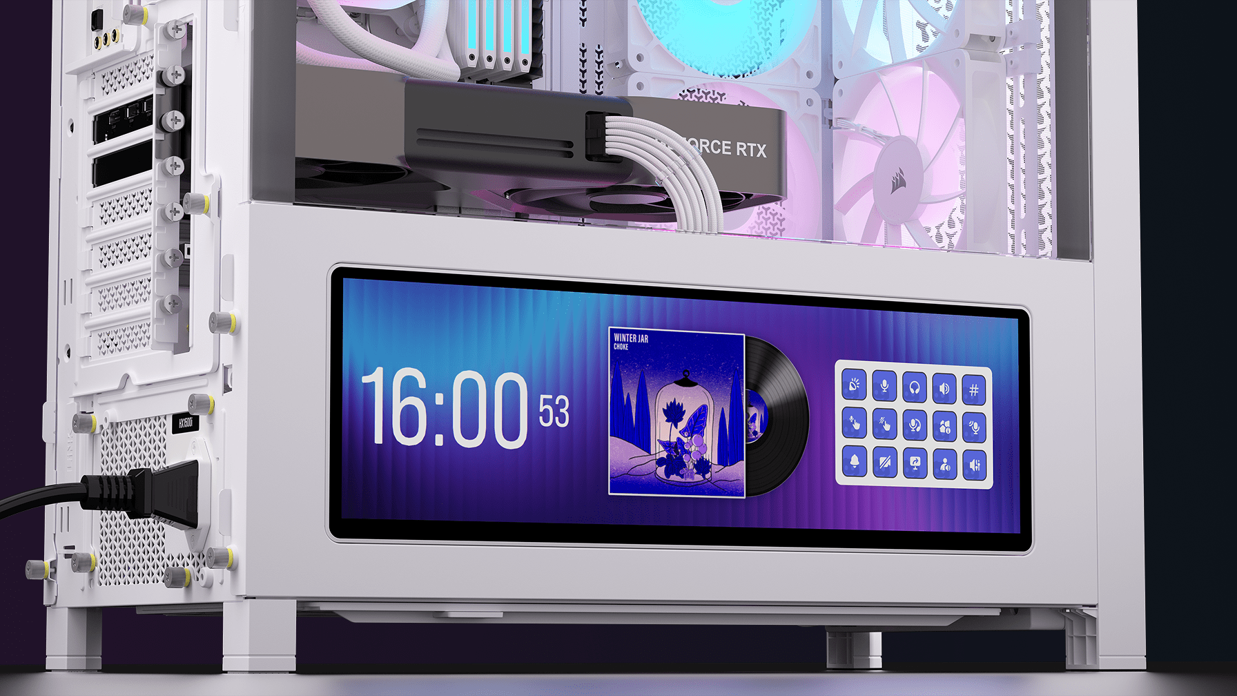 Weißer PC mit beleuchteten Lüftern und einem Bildschirm, der eine Uhr und Icons zeigt.
