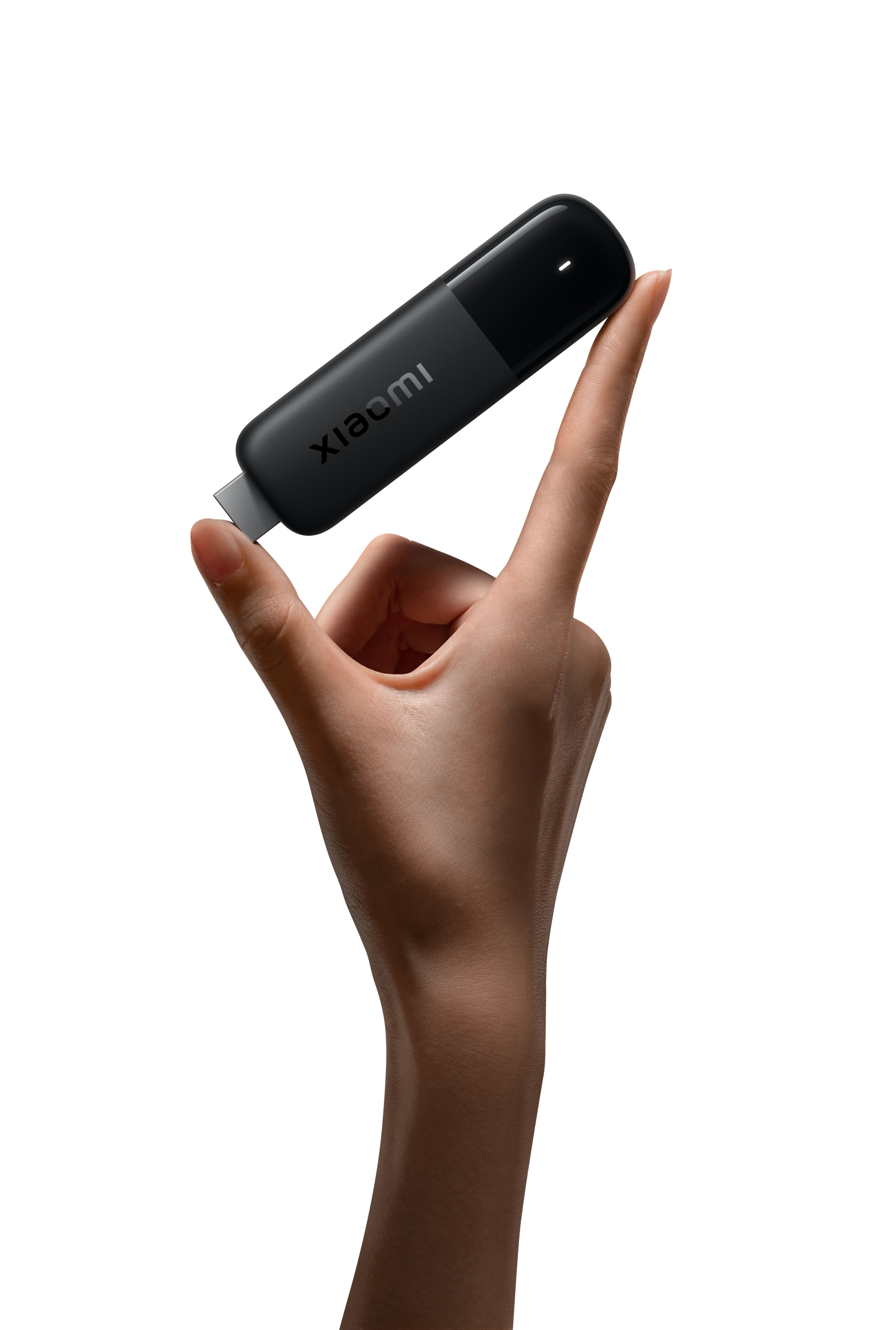 Eine Hand hält einen schwarzen Xiaomi USB-Stick.