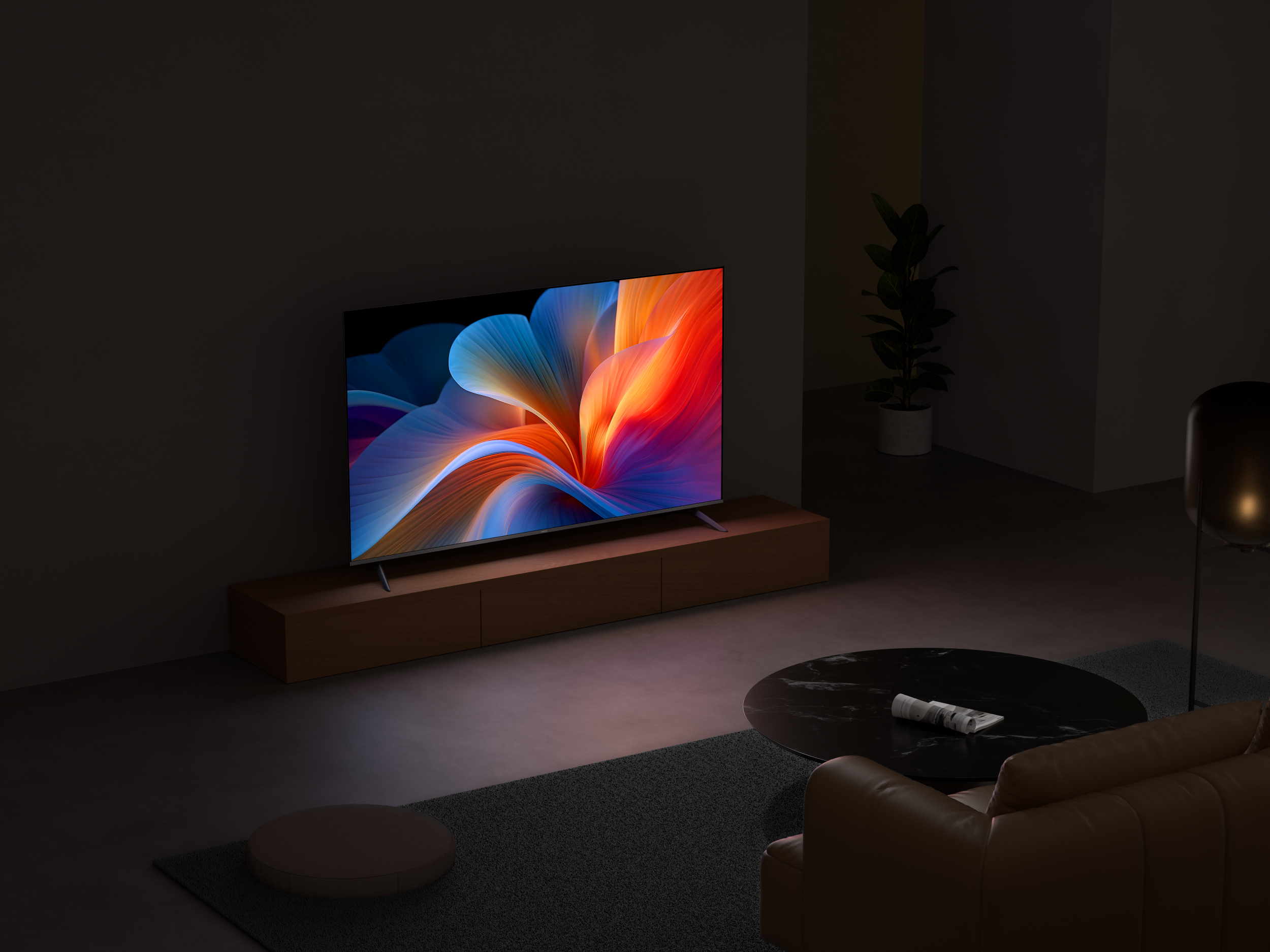 Ein großer Fernseher zeigt ein abstraktes Bild mit bunten Blumenmustern. Ein Sofa und ein Tisch stehen davor.