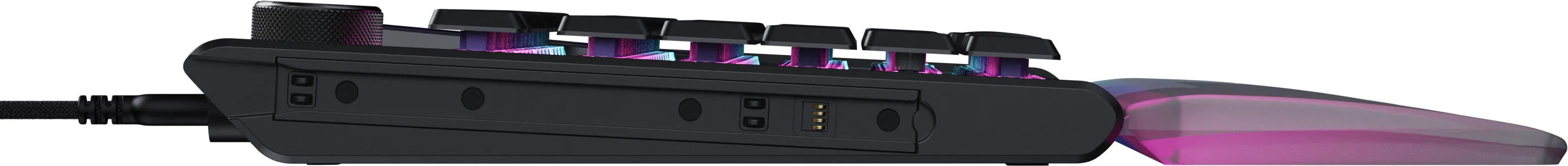 Tastiera nera con illuminazione RGB e poggiapolsi rimovibile.