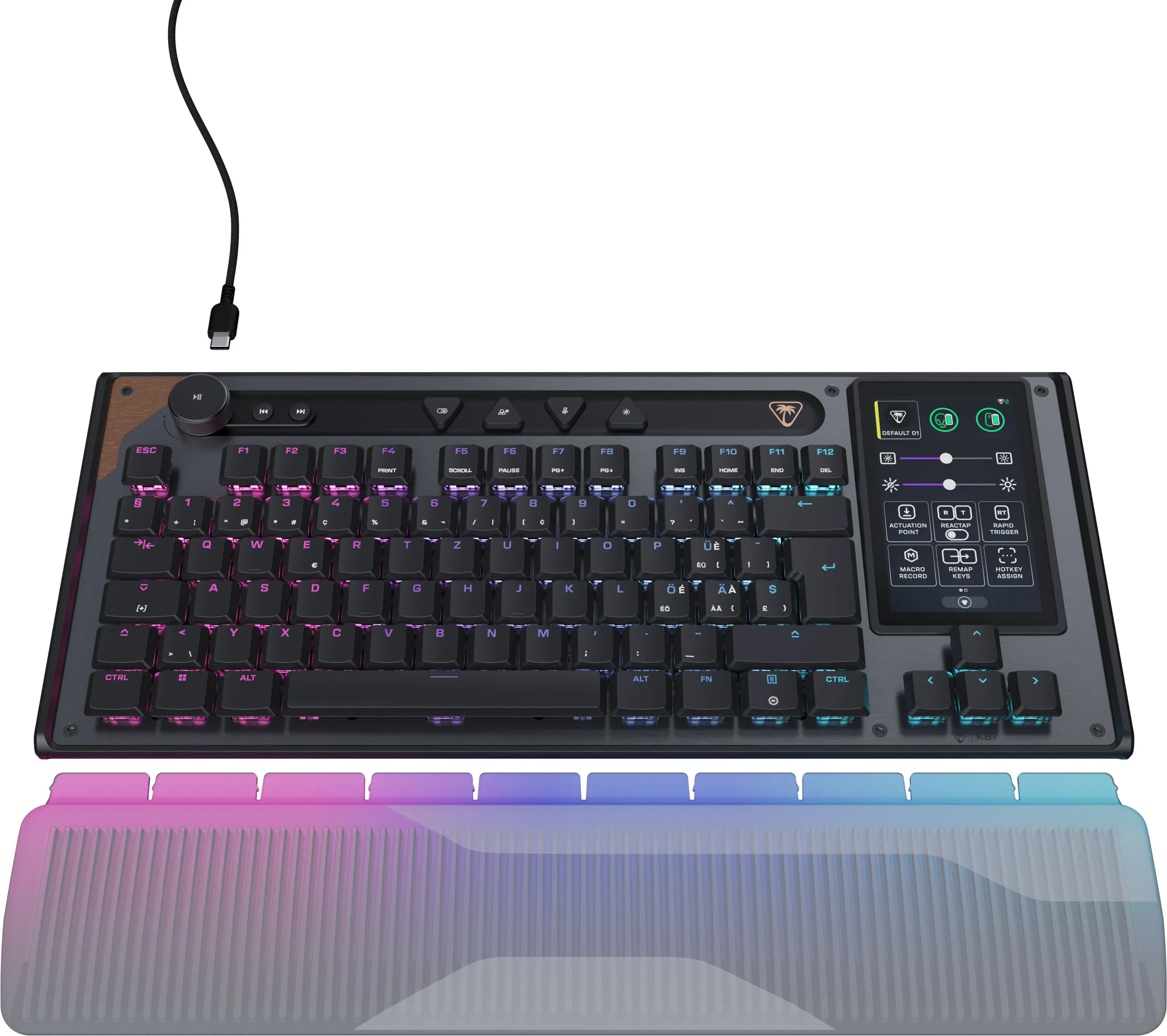 Una tastiera gaming nera con cavo USB-C e poggiapolsi rimovibile.