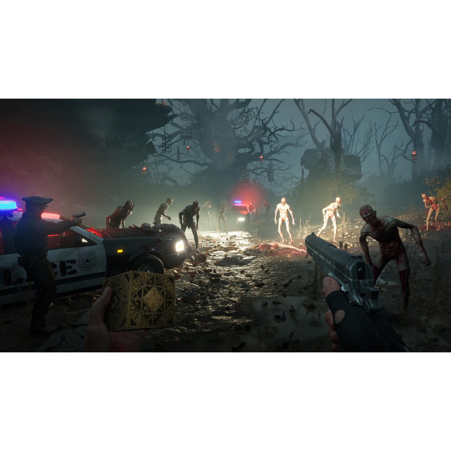 Politieauto en zombies in een donkere, mistige bosomgeving.