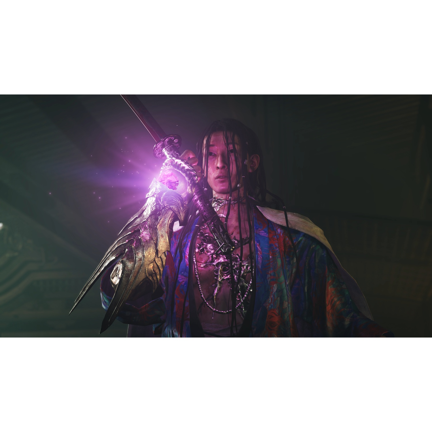 Een persoon in sierlijk pantser en kleurrijke gewaden houdt een gloeiend zwaard met paarse energie vast.