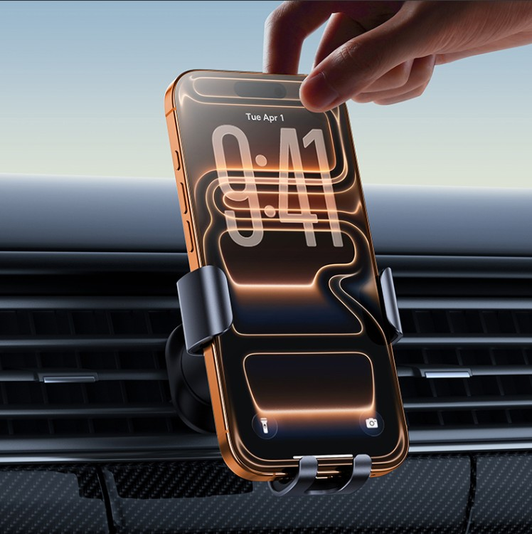 Bir el, parlak ekranlı altın rengi iPhone'u araba havalandırma telefon tutucusuna yerleştiriyor.