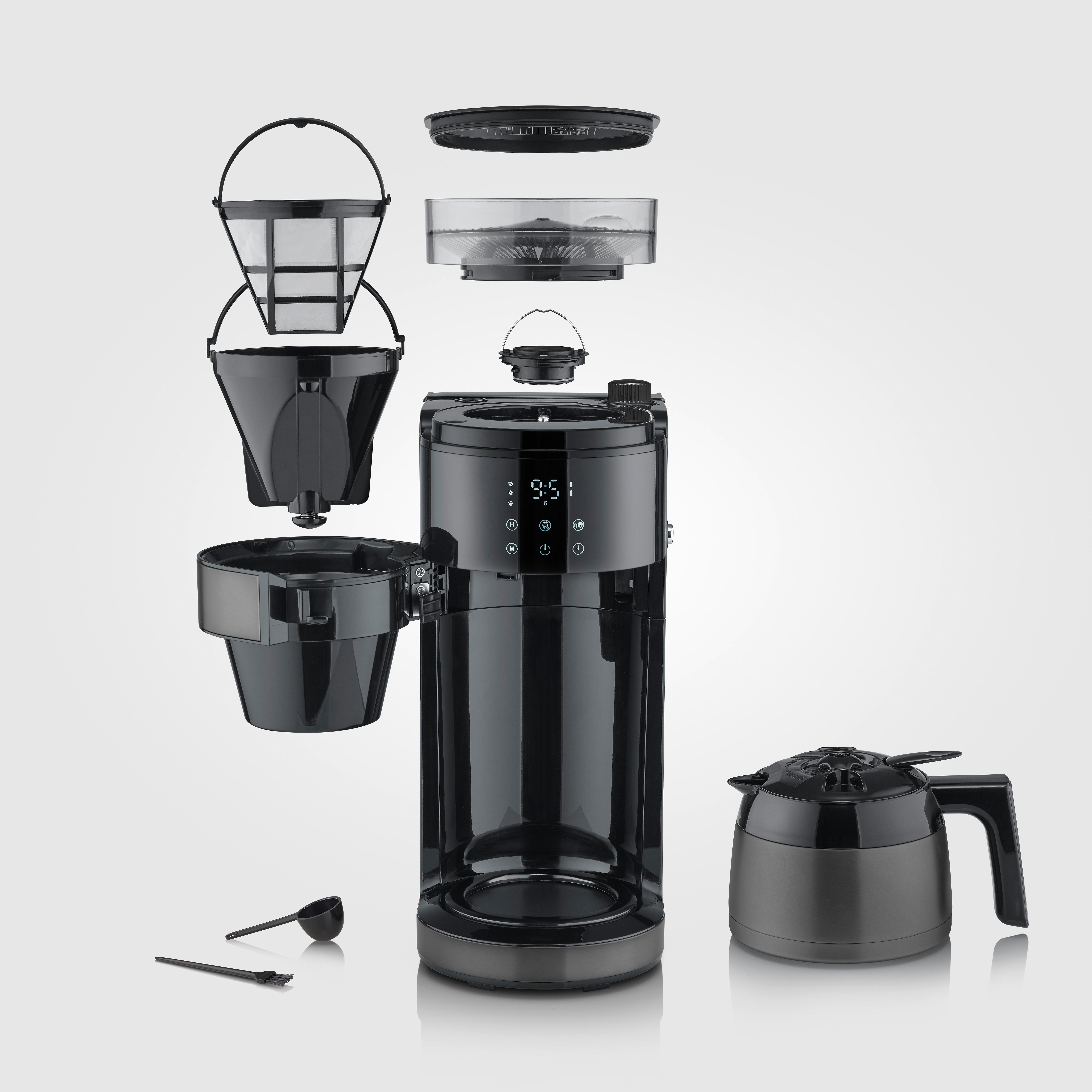 Schwarze Kaffeemaschine mit abnehmbaren Teilen, Zeit und Symbolen auf dem Display.