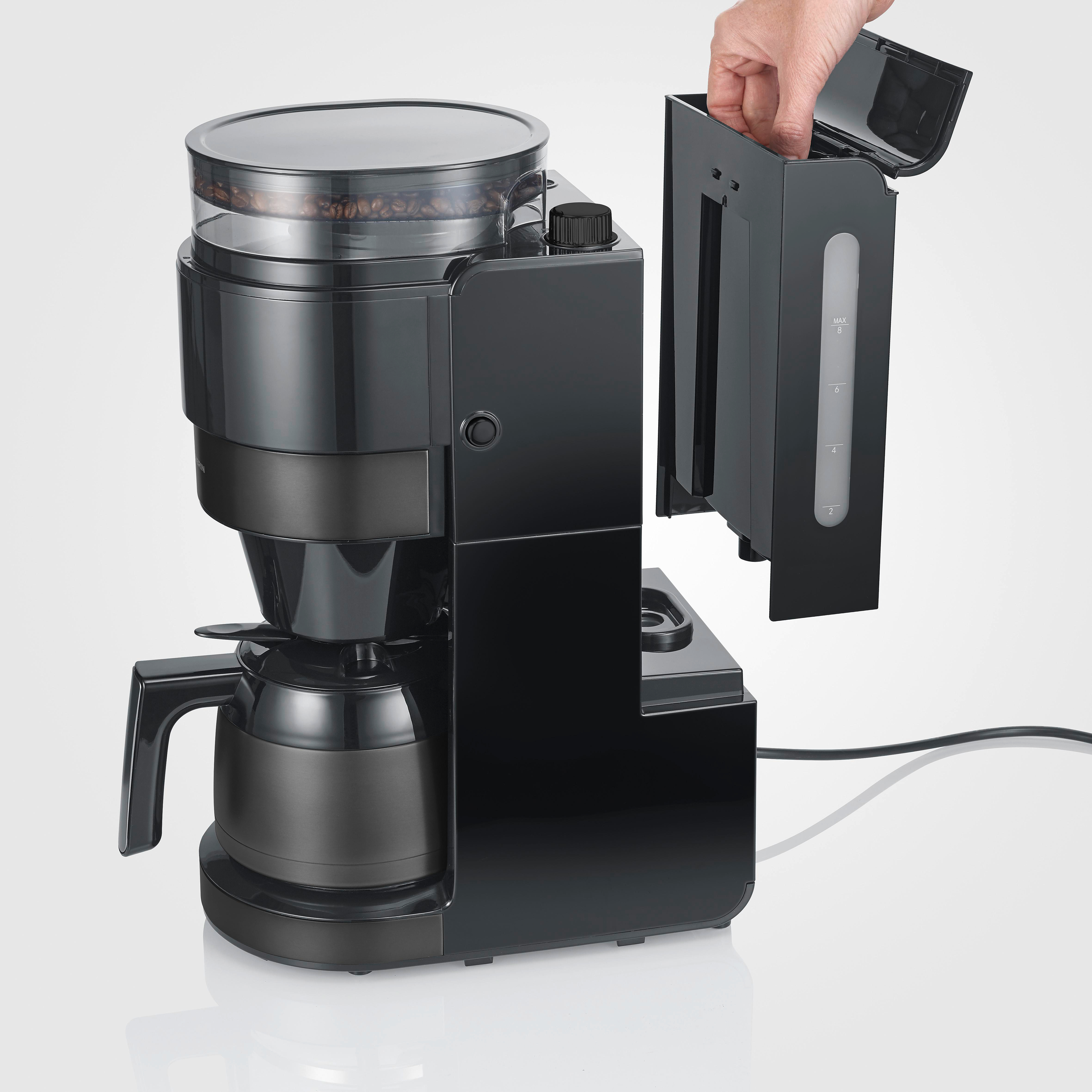 Schwarze Kaffeemaschine mit Kaffeebohnenbehälter und herausnehmbarem Wassertank.