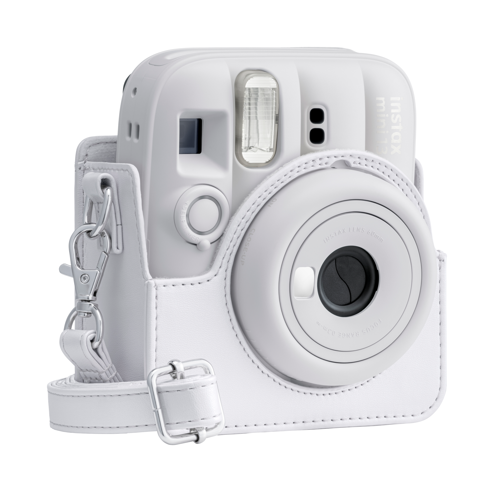 Egy fehér Instax Mini 12 kamera fehér bőr tokban, szíjjal.