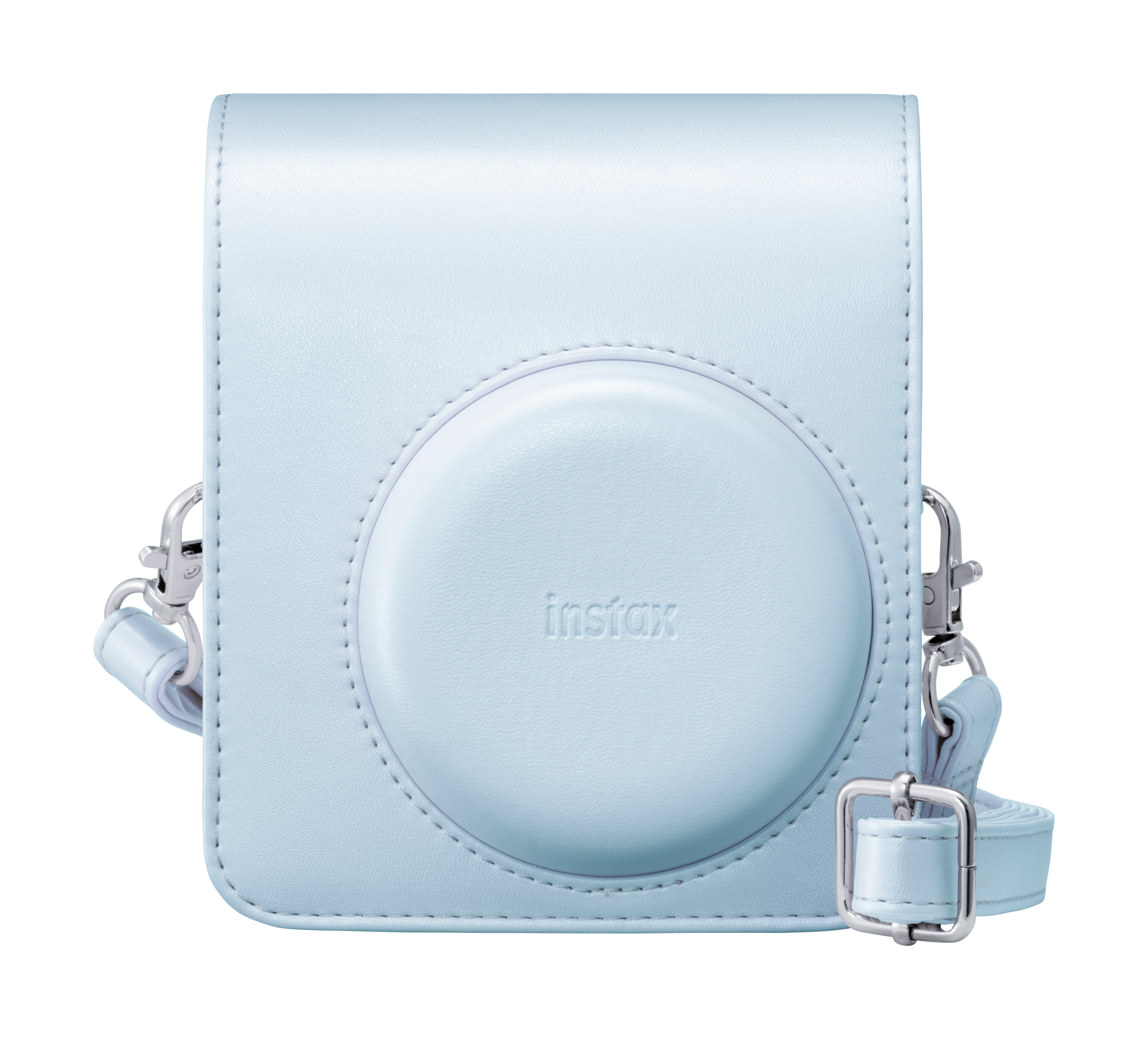 Világoskék fényképezőgép-tartó Instax logóval, fehér varrással és ezüst vasalatokkal.