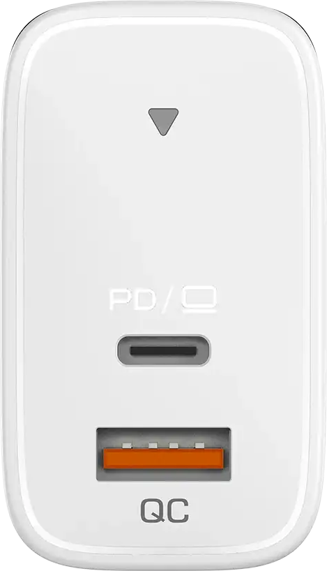 Fehér töltőadapter USB-C és USB-A porttal.