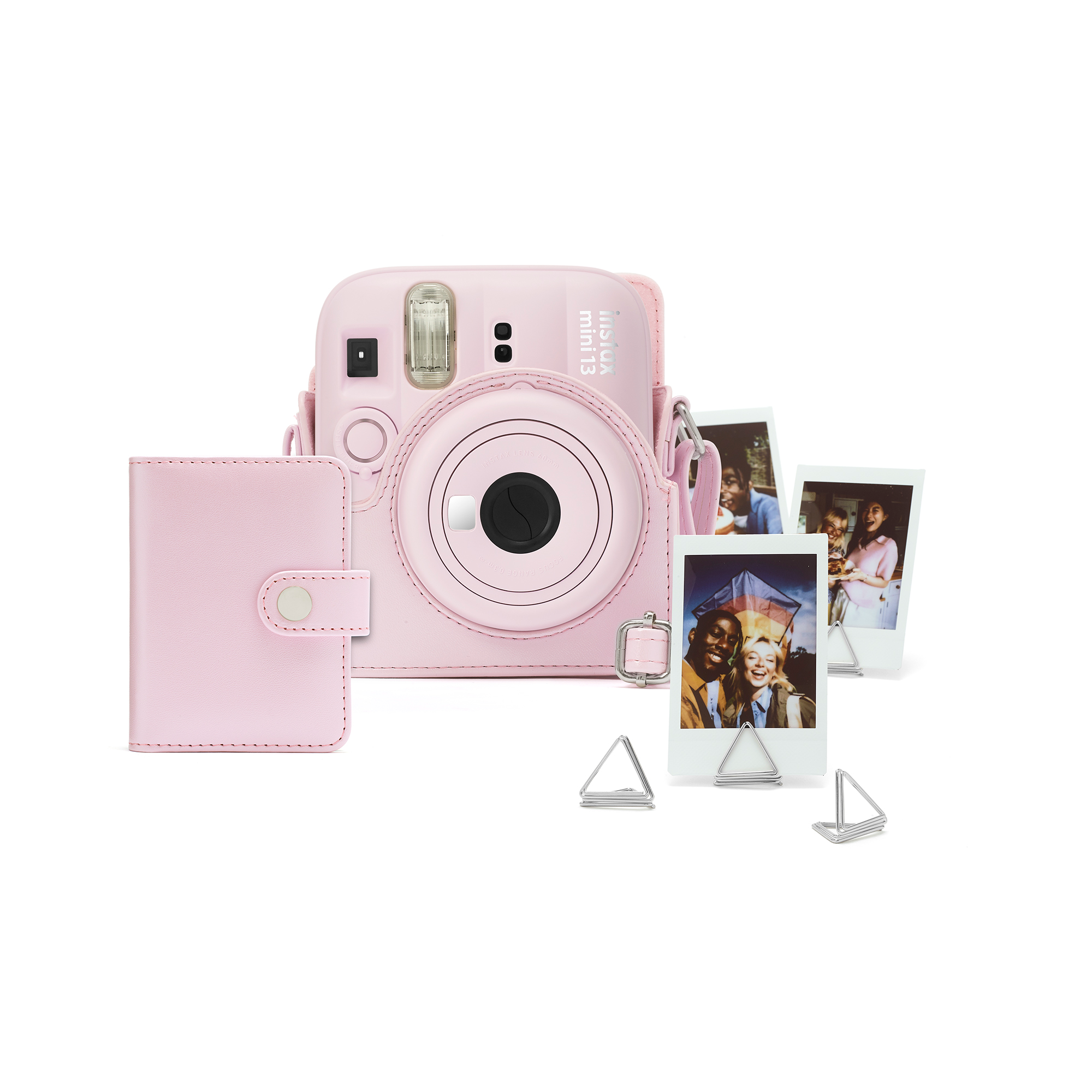 Egy rózsaszín Instax Mini 13 kamera szett tokkal és fotókkal.