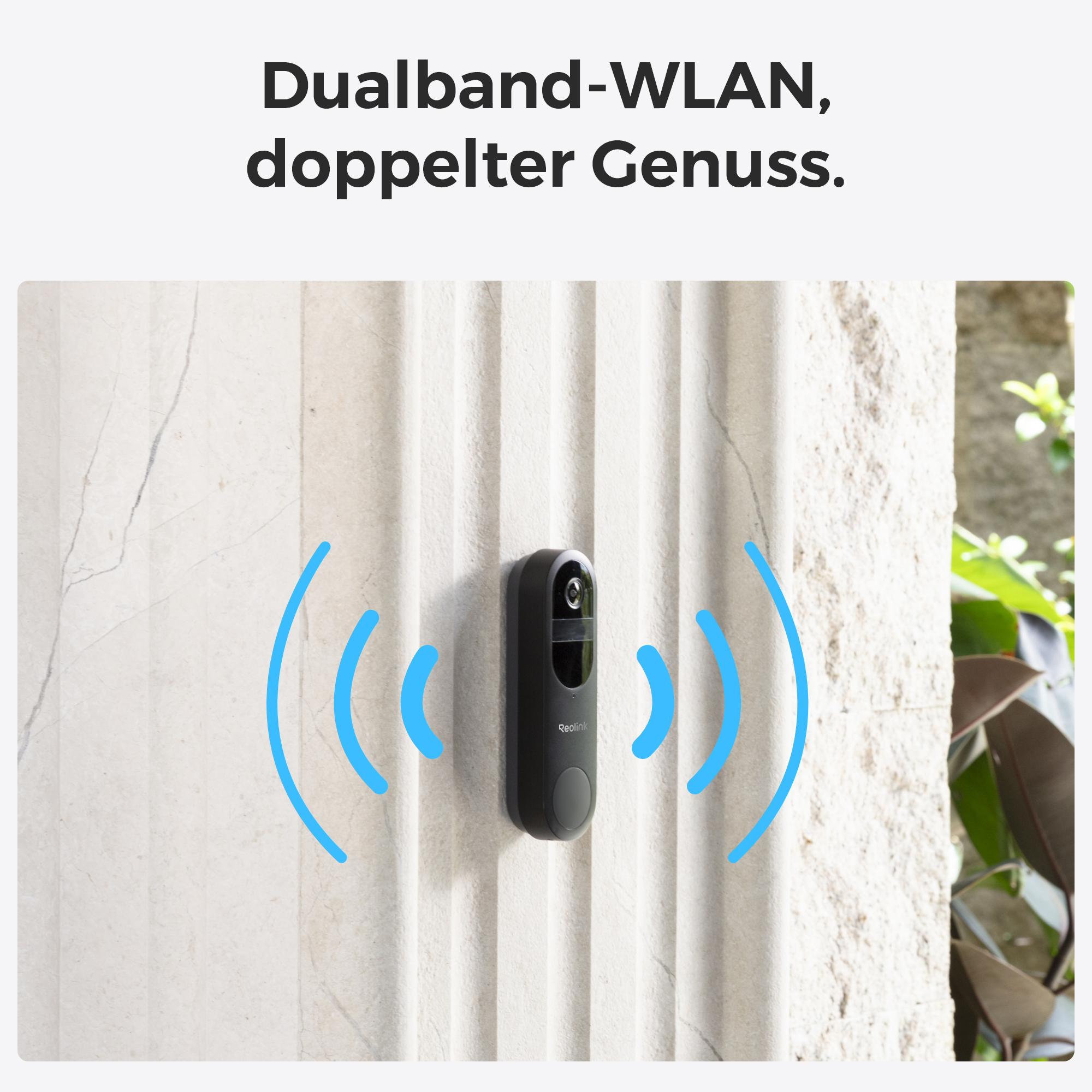 Ein schwarzes WLAN-Türklingelgerät an einer Wand mit blauen Wellen.