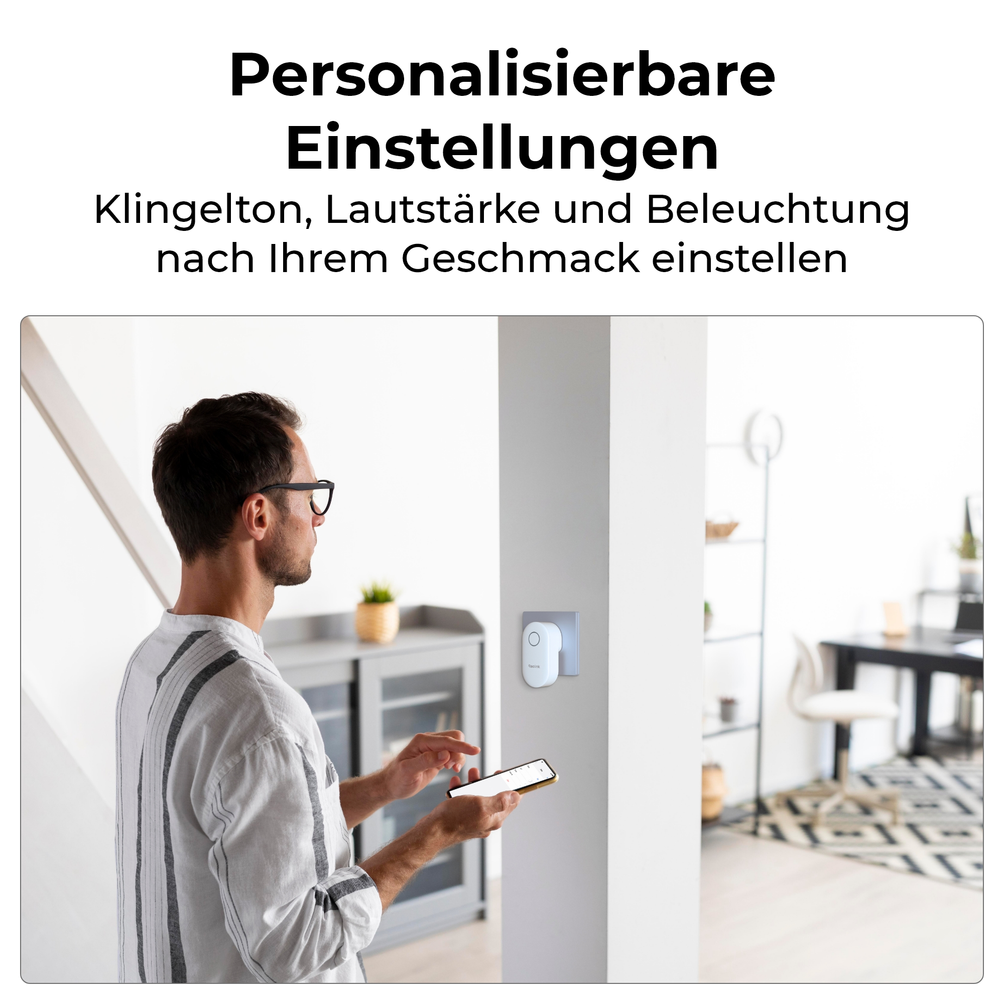 Mann stellt Klingel-Einstellungen  über Smartphone ein.