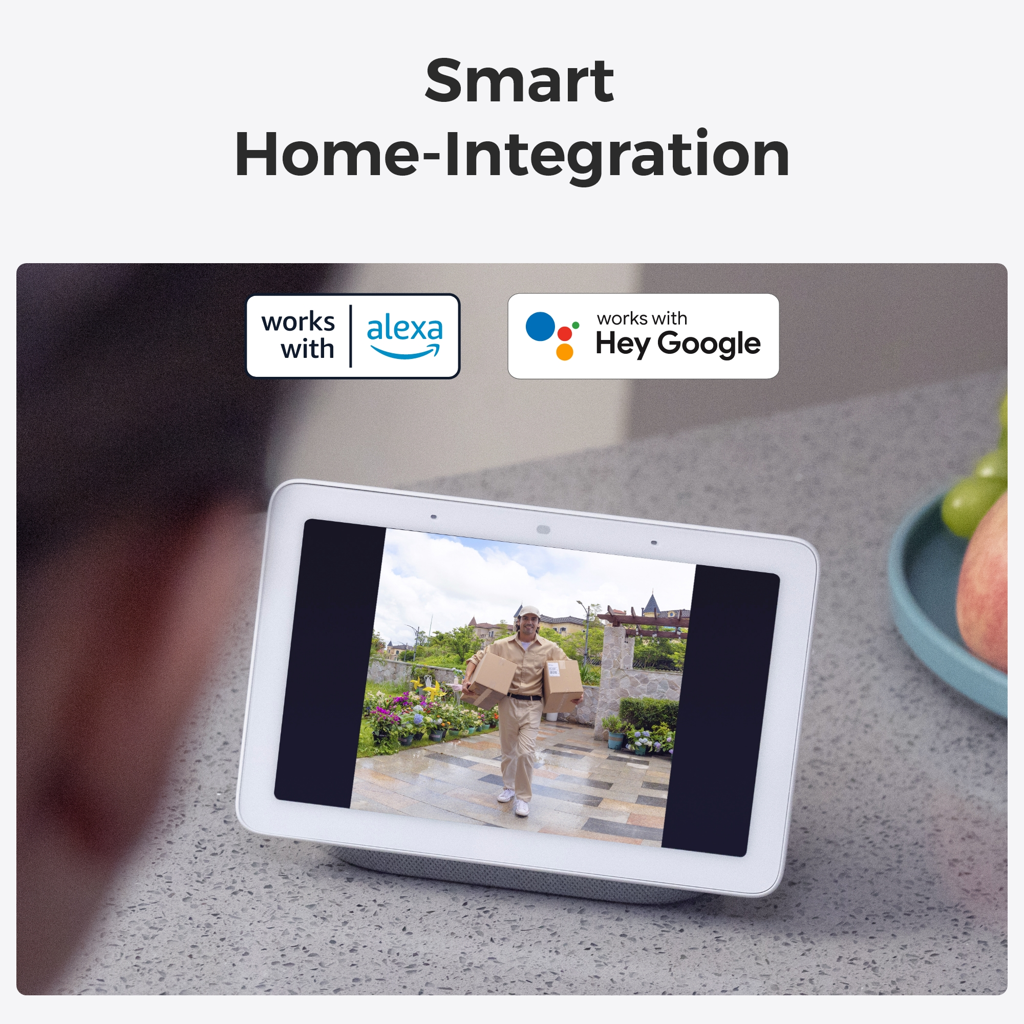 Ein Mann mit Paketen auf einem Tablet, das mit Alexa und Hey Google kompatibel ist.