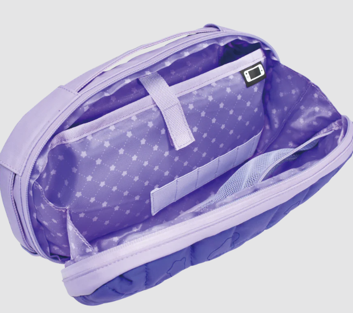 Lila Tasche mit Sternenmuster-Innenfutter und mehreren Fächern.