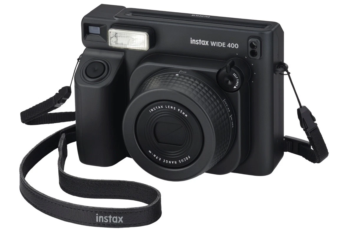 Fekete Instax Wide 400 azonnali fényképezőgép lencsével és nyakpánttal.