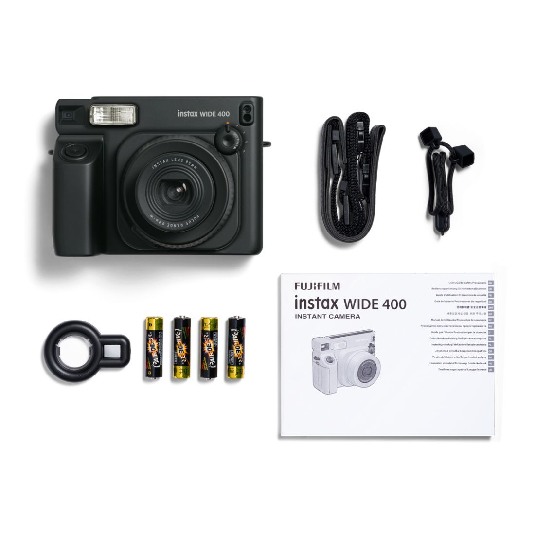 Fekete Instax Wide 400 kamera tartozékokkal: szíj, csuklószíj, elemek, kézikönyv.