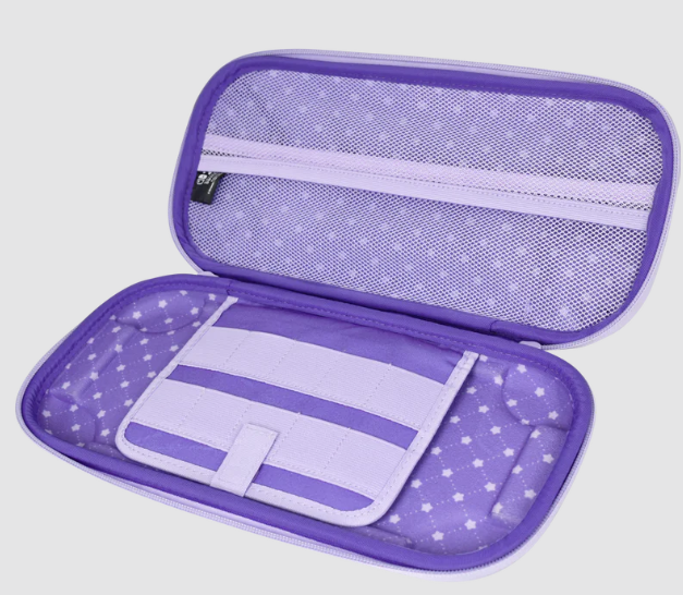 Ein offenes, lila Etui mit Sternenmuster und Netztaschen.