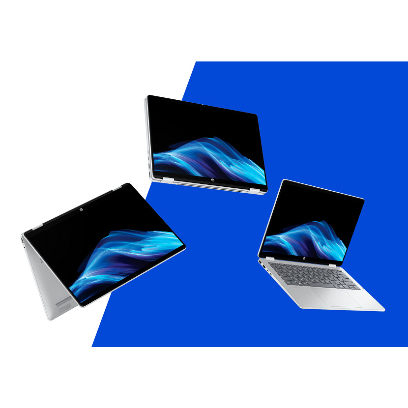 Trzy srebrne laptopy z czarnymi ekranami wyświetlającymi abstrakcyjne niebieskie wzory.