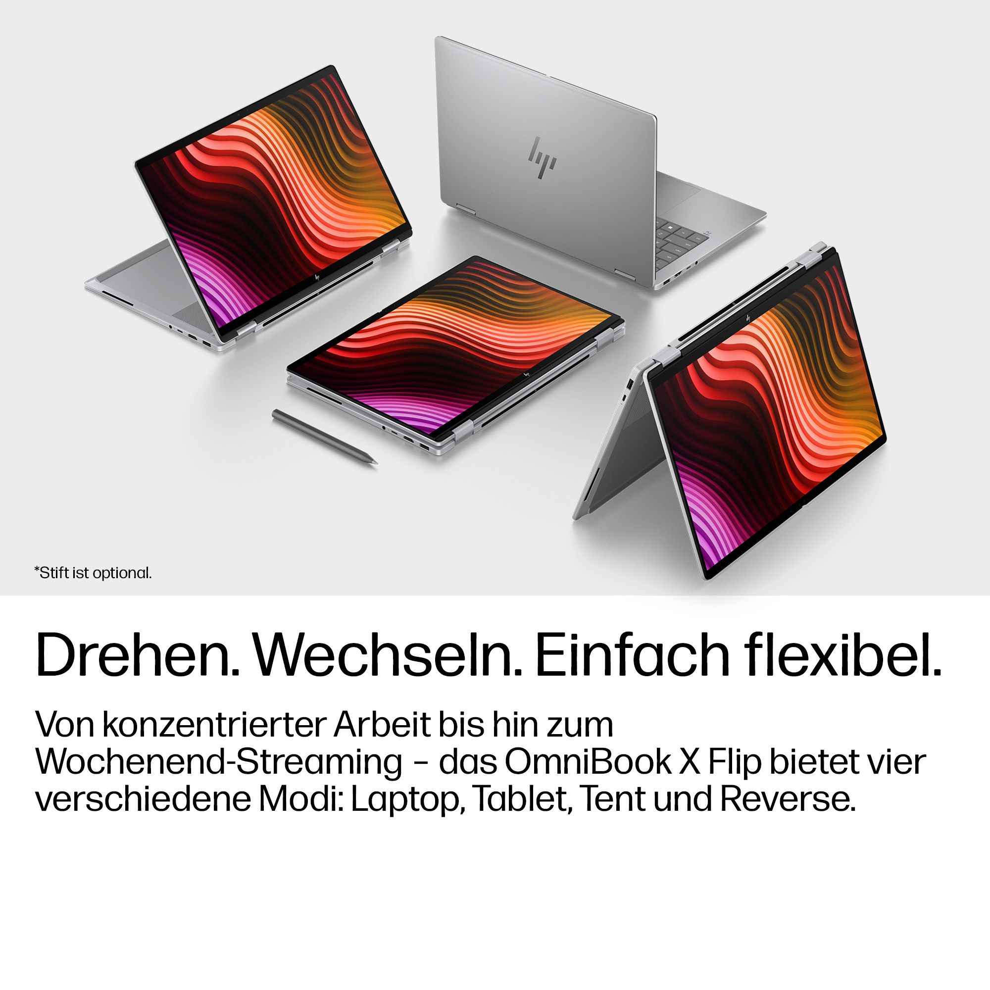 Drei silberne Laptops mit bunten Displays, eines davon als Tablet.