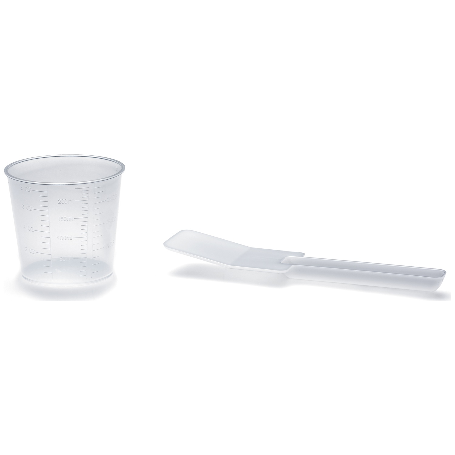Verre doseur et spatule en plastique transparent avec graduations.