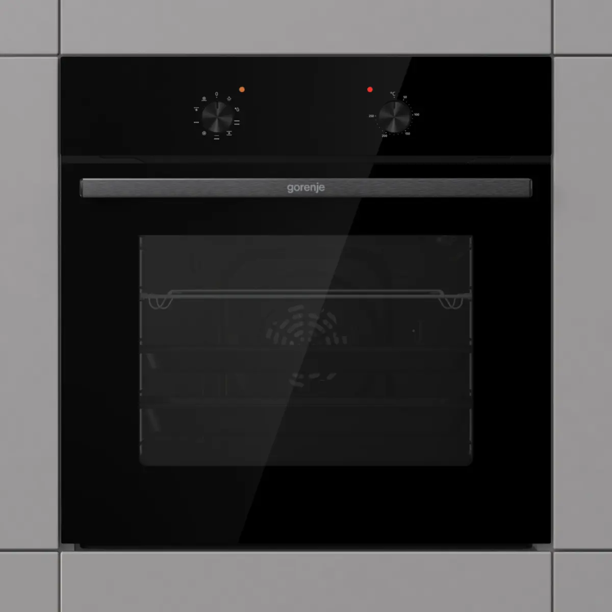 Egy fekete Gorenje sütő üvegajtóval és két tekerőgombbal.