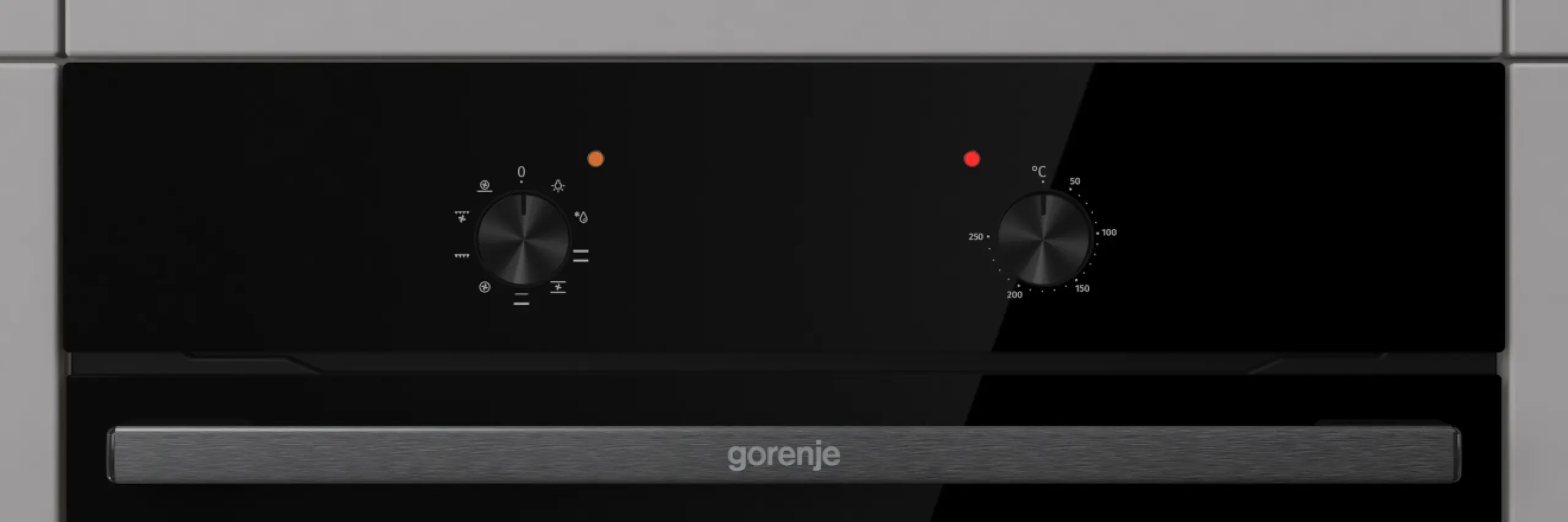 Sütő előlap két tekerőgombbal és fogantyúval. Egyik gomb szimbólumokat, másik hőmérsékletet mutat.