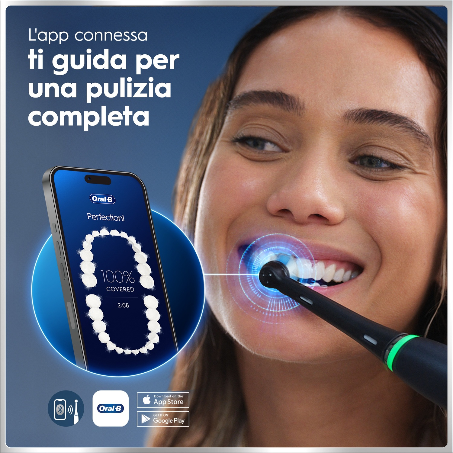Una donna sorride usando uno spazzolino elettrico. Un'app mostra il 100% di copertura.
