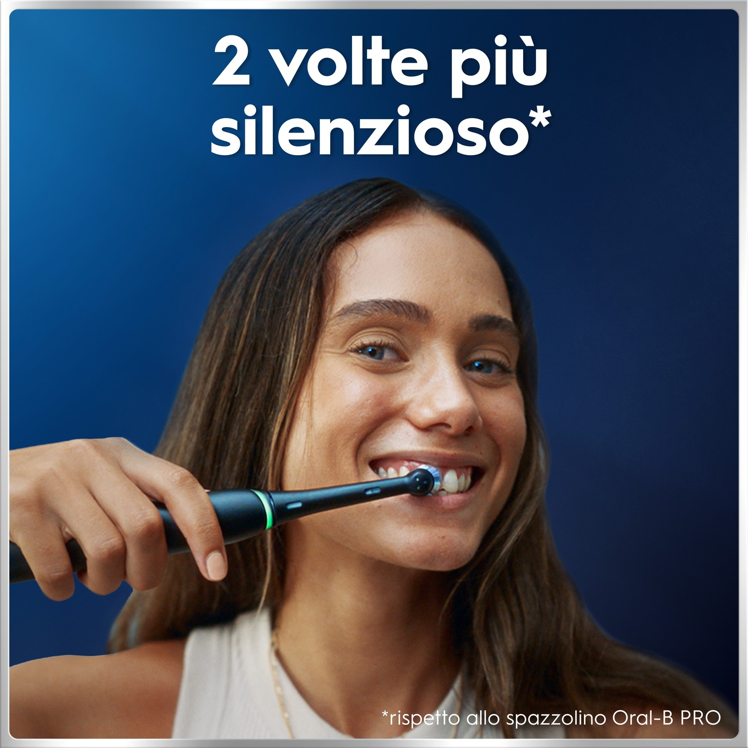 Una donna si lava i denti con uno spazzolino elettrico. Testo: 2 volte più silenzioso.