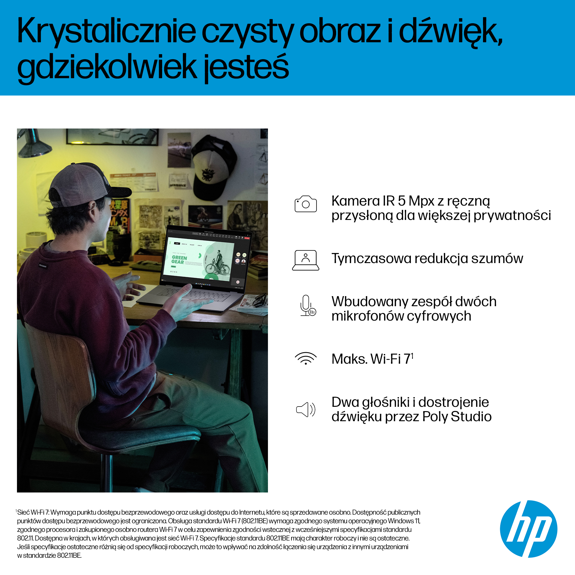 Mężczyzna w bluzie z kapturem używa laptopa z zieloną grafiką. Ikony: kamera, redukcja szumów, mikrofon, Wi-Fi 7, głośniki.