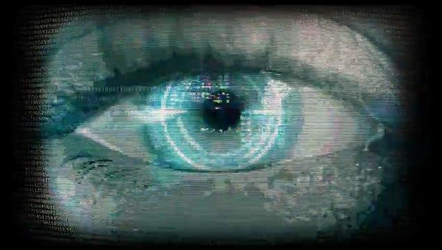Nahaufnahme eines Auges mit digitalen Überlagerungen und Binärcode.