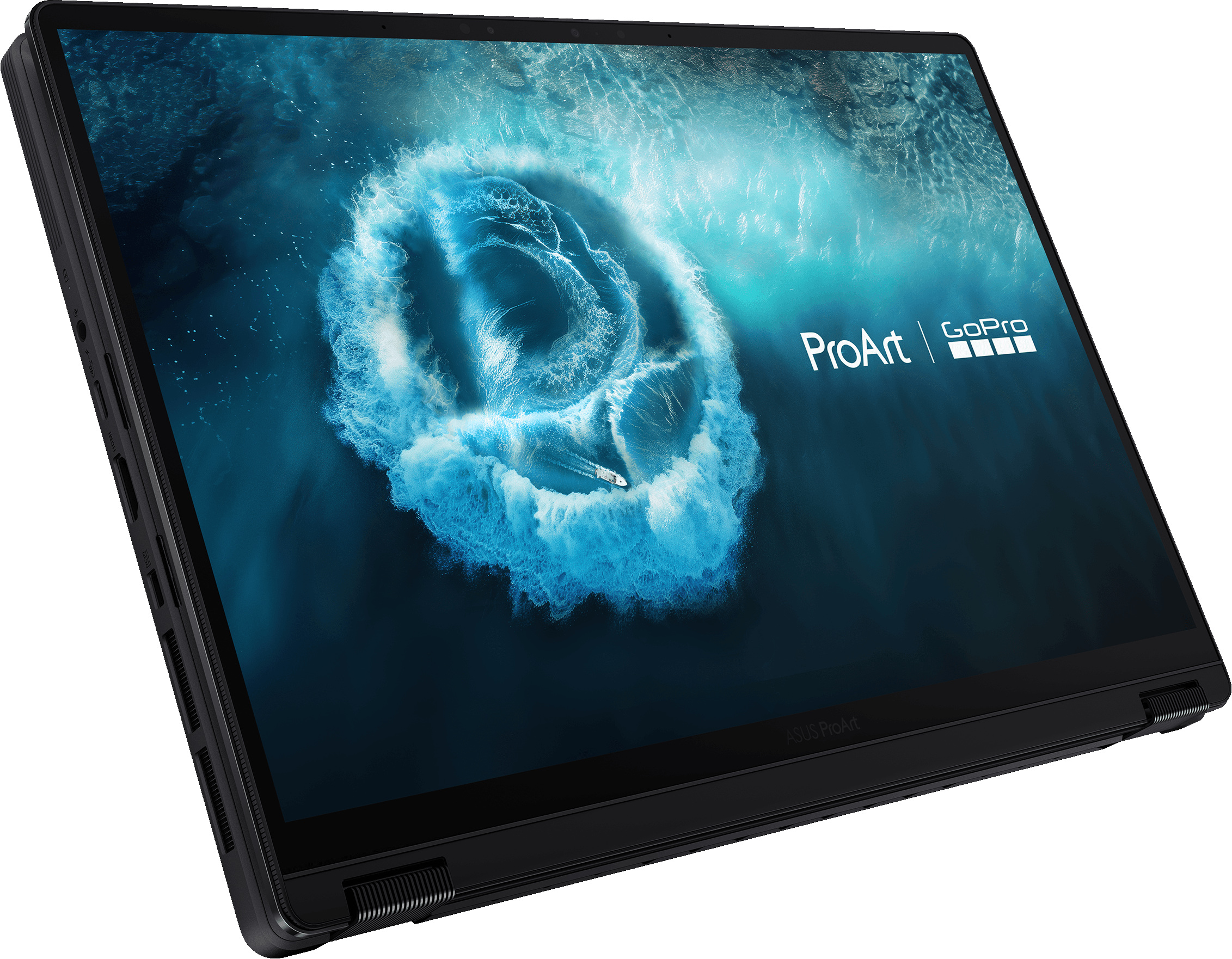 Ein Laptop zeigt eine Drohnenaufnahme eines Bootes, das durch eine Welle fährt.