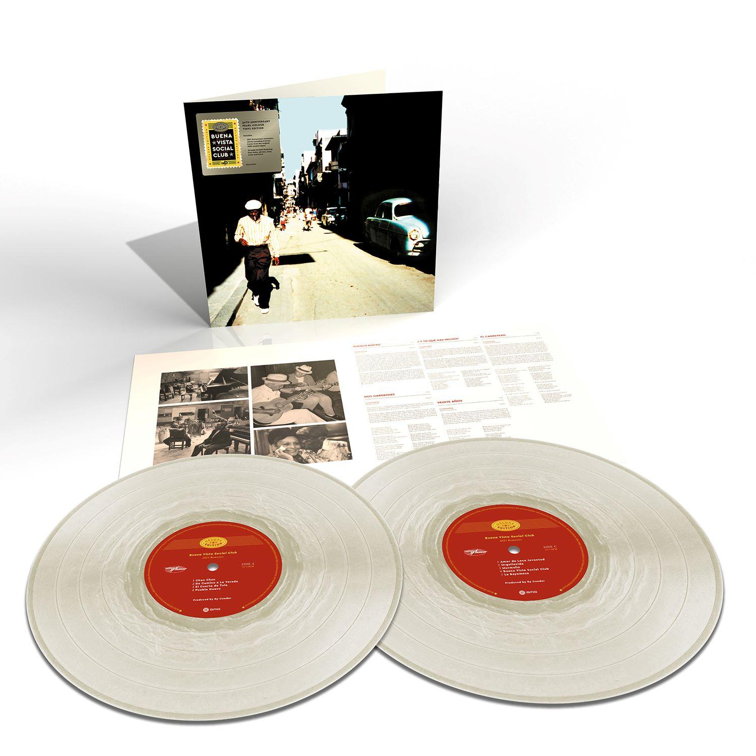 Das Buena Vista Social Club Vinyl-Album mit zwei durchscheinenden LPs, dem Cover und Notenblättern.